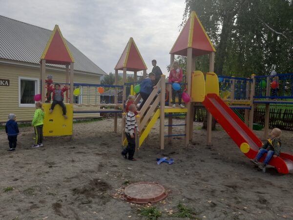 Открытие детской площадки в п. Катунь