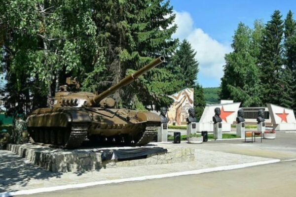 Торжественное открытие памятника Танк Т-64 в Алтайском