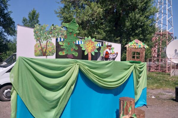 Когда оживают сказки: жители Сарасы встретились с героями театра «Колобок»
